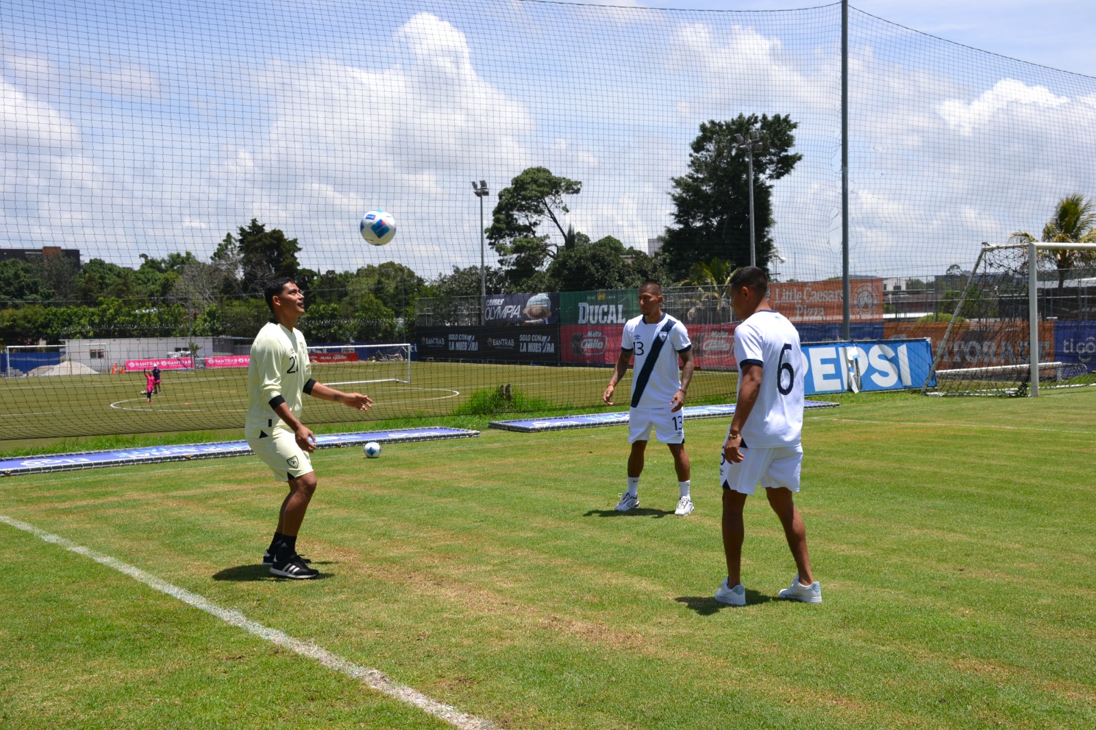 Fútbol y democracia: el TSE lanza campaña de empadronamiento junto a la Selección Nacional